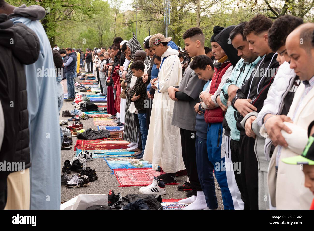 La Comunità islamica si riunisce in preghiera al Parco Dora di Torino in occasione di Eid Al-Fitr, festività che segna la fine del Ramadan, Turin, Italia - Cronaca - Mercoledì 10 aprile 2024 - la communauté islamique se réunit en prière au Parco Dora de Turin à l'occasion de l'Aïd Al-Fitr, fête qui marque la fin du Ramadan, Turin, Italie- lundi 8 avril 2024 (photo Matteo Secci/LaPresse) crédit : LaPresse/Alamy Live News Banque D'Images