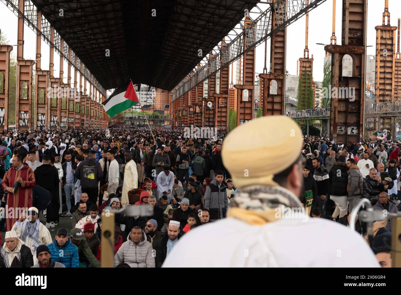 Fedeli islamici con bandiera palestinese durante la preghiera al Parco Dora di Torino in occasione di Eid Al-Fitr, festività che segna la fine del Ramadan, Turin, Italia - Cronaca - Mercoledì 10 aprile 2024 - Musulmans portant le drapeau palestinien pendant la prière au Parco Dora de Turin à l'occasion de l'Aïd Al-Fitr, fête qui marque la fin du Ramadan, Turin, Italie- lundi 8 avril 2024 (photo Matteo Secci/LaPresse) crédit : LaPresse/Alamy Live News Banque D'Images