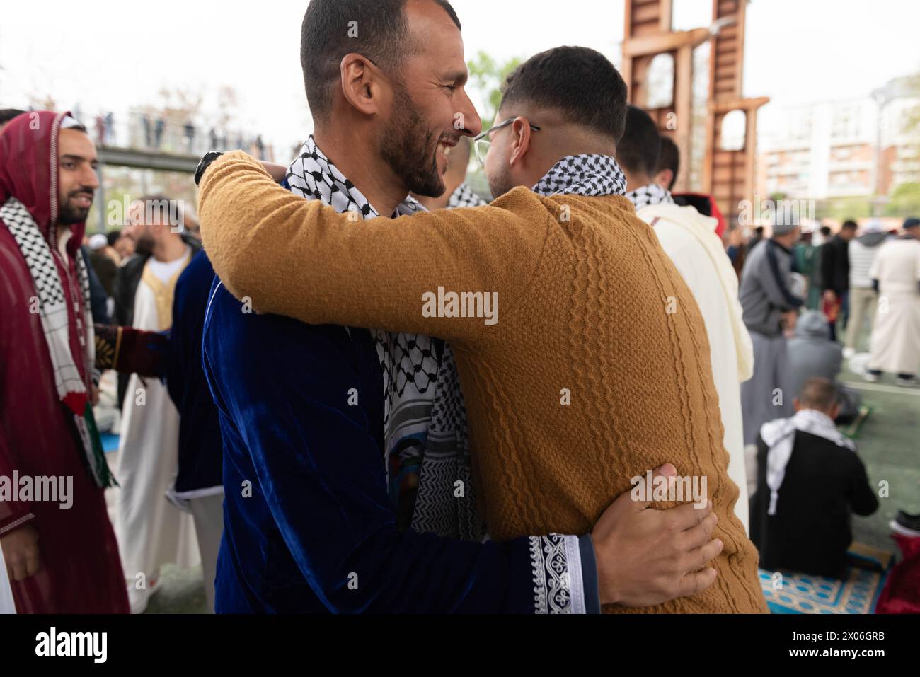 Fedeli islamici con kefiah palestinese durante la preghiera al Parco Dora di Torino in occasione di Eid Al-Fitr, festività che segna la fine del Ramadan, Turin, Italia - Cronaca - Mercoledì 10 aprile 2024 - Musulmans portant le kefiah palestinien pendant la prière au Parco Dora de Turin à l'occasion de l'Aïd Al-Fitr, fête qui marque la fin du Ramadan, Turin, Italie- lundi 8 avril 2024 (photo Matteo SECCI/LaPresse) crédit : LaPresse/Alamy Live News Banque D'Images