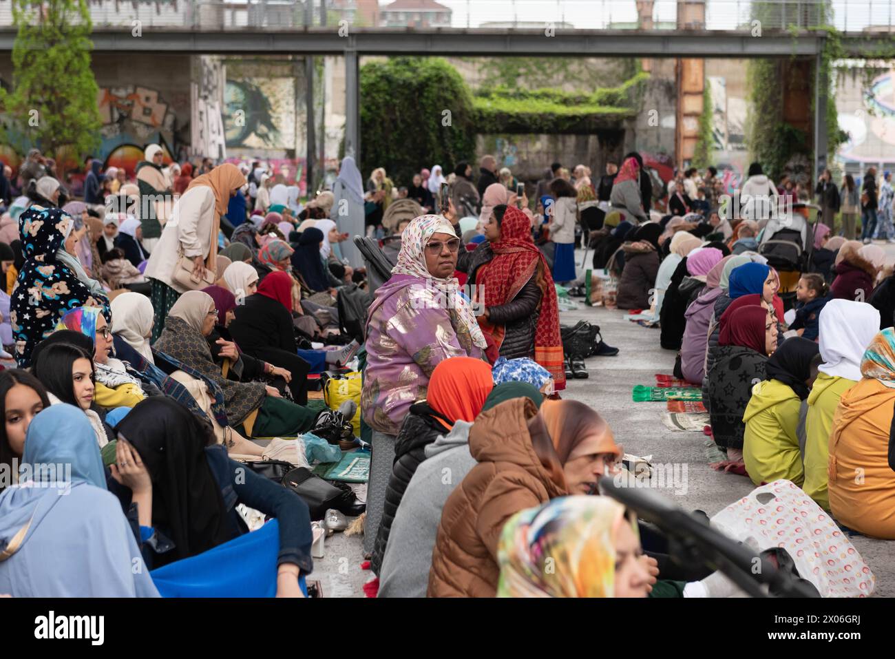 La Comunità islamica si riunisce in preghiera al Parco Dora di Torino in occasione di Eid Al-Fitr, festività che segna la fine del Ramadan, Turin, Italia - Cronaca - Mercoledì 10 aprile 2024 - la communauté islamique se réunit en prière au Parco Dora de Turin à l'occasion de l'Aïd Al-Fitr, fête qui marque la fin du Ramadan, Turin, Italie- lundi 8 avril 2024 (photo Matteo Secci/LaPresse) crédit : LaPresse/Alamy Live News Banque D'Images