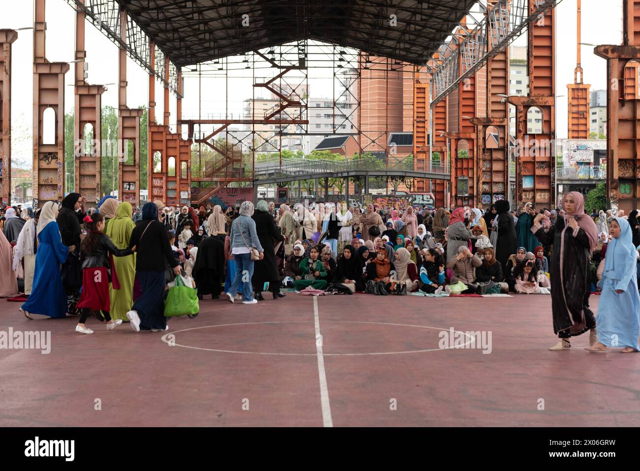 La Comunità islamica si riunisce in preghiera al Parco Dora di Torino in occasione di Eid Al-Fitr, festività che segna la fine del Ramadan, Turin, Italia - Cronaca - Mercoledì 10 aprile 2024 - la communauté islamique se réunit en prière au Parco Dora de Turin à l'occasion de l'Aïd Al-Fitr, fête qui marque la fin du Ramadan, Turin, Italie- lundi 8 avril 2024 (photo Matteo Secci/LaPresse) crédit : LaPresse/Alamy Live News Banque D'Images