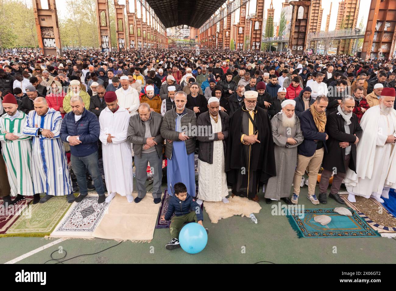 La Comunità islamica si riunisce in preghiera al Parco Dora di Torino in occasione di Eid Al-Fitr, festività che segna la fine del Ramadan, Turin, Italia - Cronaca - Mercoledì 10 aprile 2024 - la communauté islamique se réunit en prière au Parco Dora de Turin à l'occasion de l'Aïd Al-Fitr, fête qui marque la fin du Ramadan, Turin, Italie- lundi 8 avril 2024 (photo Matteo Secci/LaPresse) crédit : LaPresse/Alamy Live News Banque D'Images