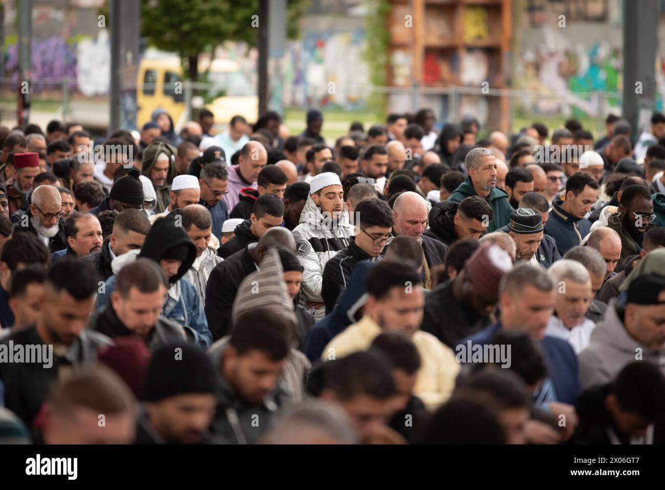 La Comunità islamica si riunisce in preghiera al Parco Dora di Torino in occasione di Eid Al-Fitr, festività che segna la fine del Ramadan, Turin, Italia - Cronaca - Mercoledì 10 aprile 2024 - la communauté islamique se réunit en prière au Parco Dora de Turin à l'occasion de l'Aïd Al-Fitr, fête qui marque la fin du Ramadan, Turin, Italie- lundi 8 avril 2024 (photo Matteo Secci/LaPresse) crédit : LaPresse/Alamy Live News Banque D'Images