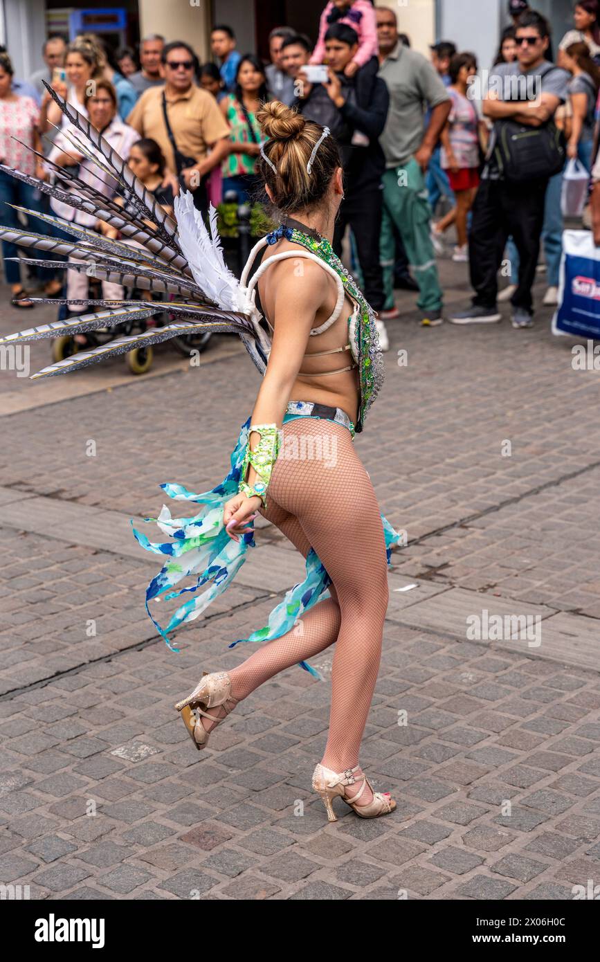 Une jeune femme dansant dans la rue pendant le Carnaval de Salta, province de Salta, Argentine Banque D'Images