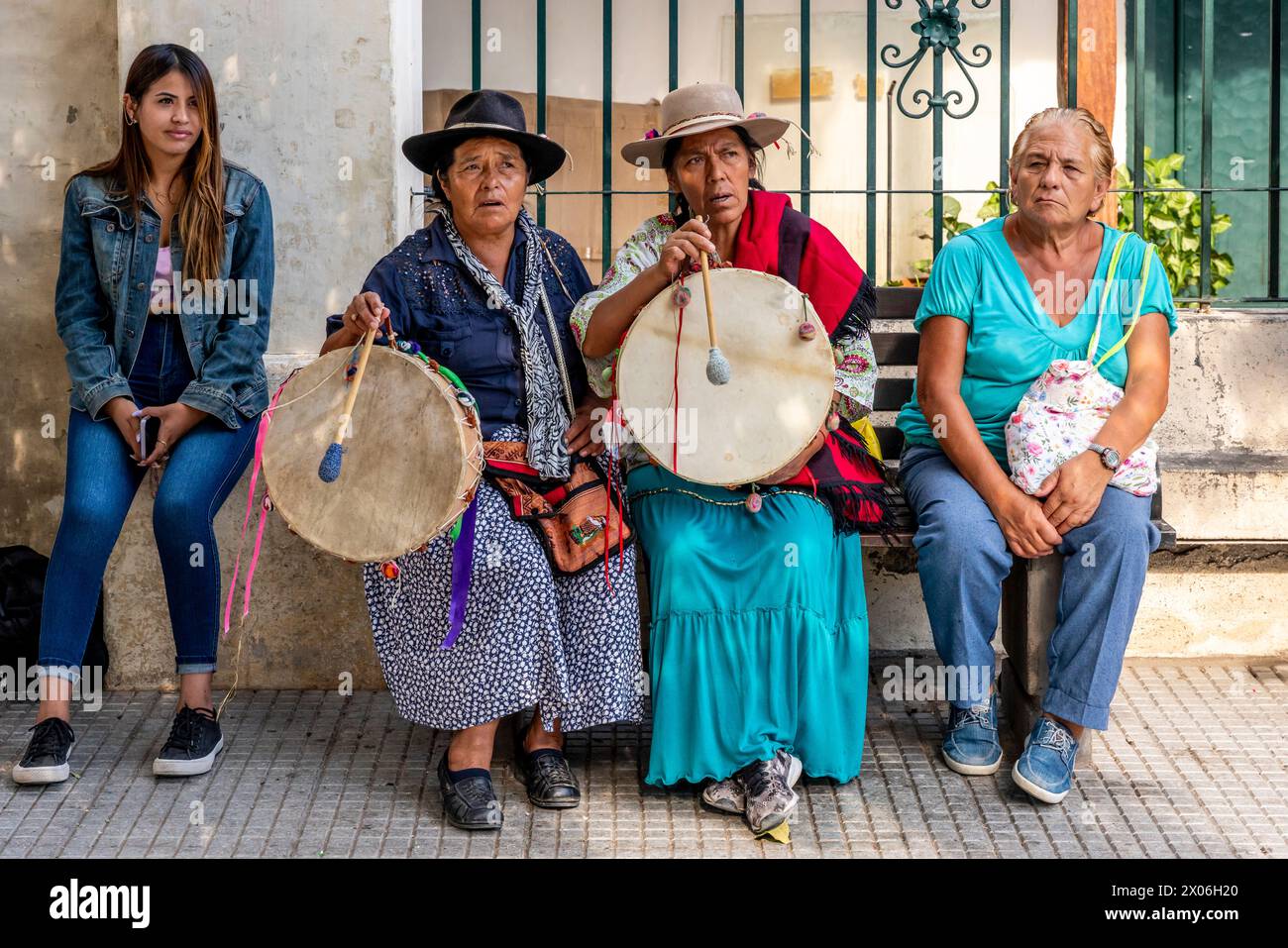 Femmes autochtones en attente de se produire au Carnaval de Salta, province de Salta, Argentine. Banque D'Images