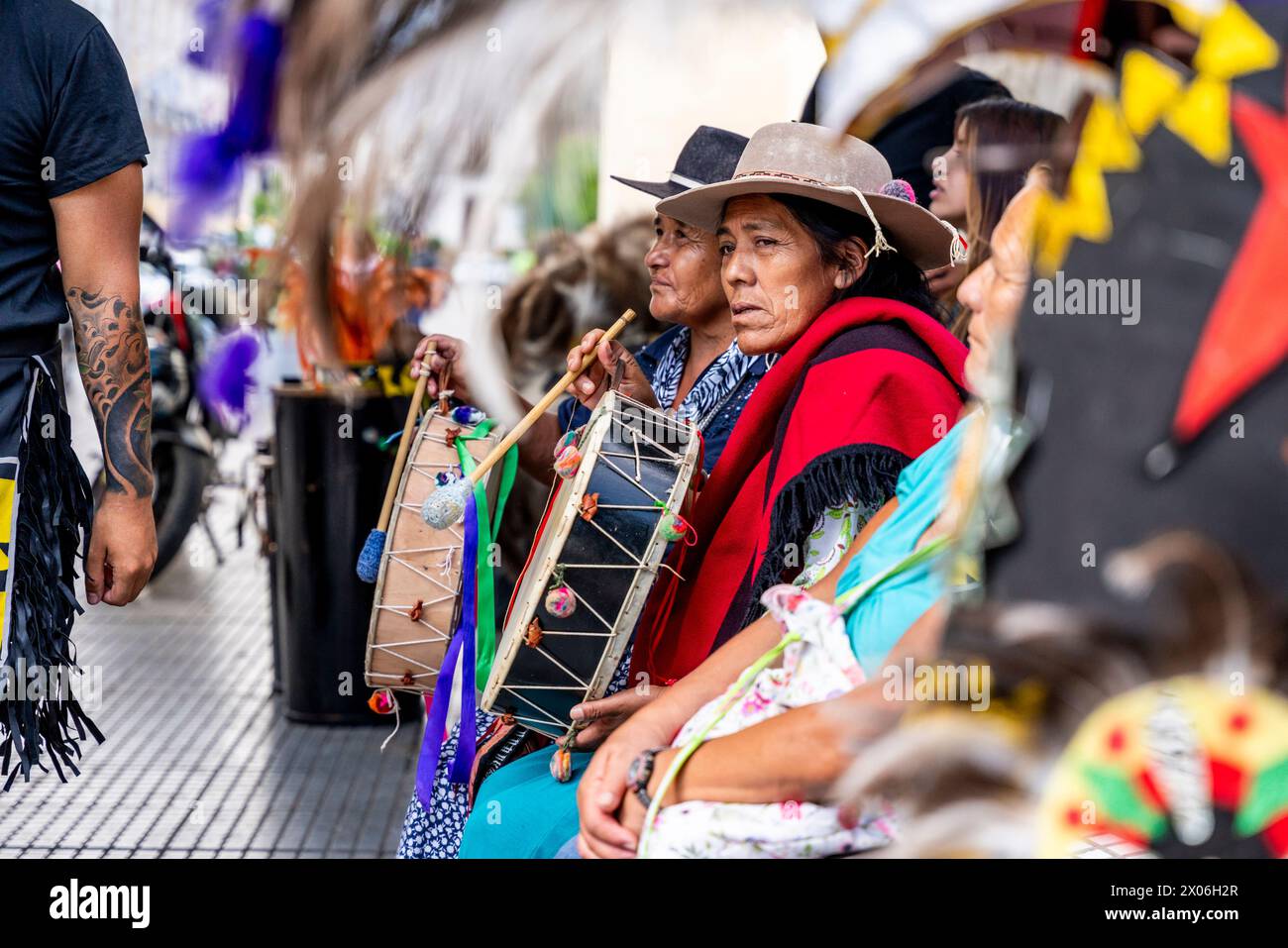 Femmes autochtones en attente de se produire au Carnaval de Salta, province de Salta, Argentine. Banque D'Images