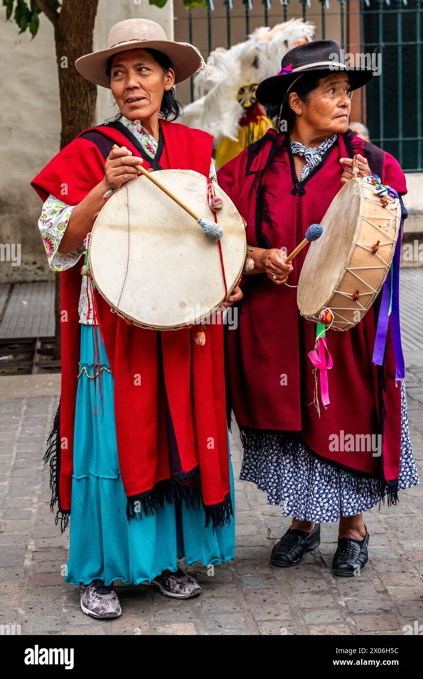 Femmes indigènes en costume traditionnel attendent pour se produire au Carnaval de Salta, province de Salta, Argentine. Banque D'Images