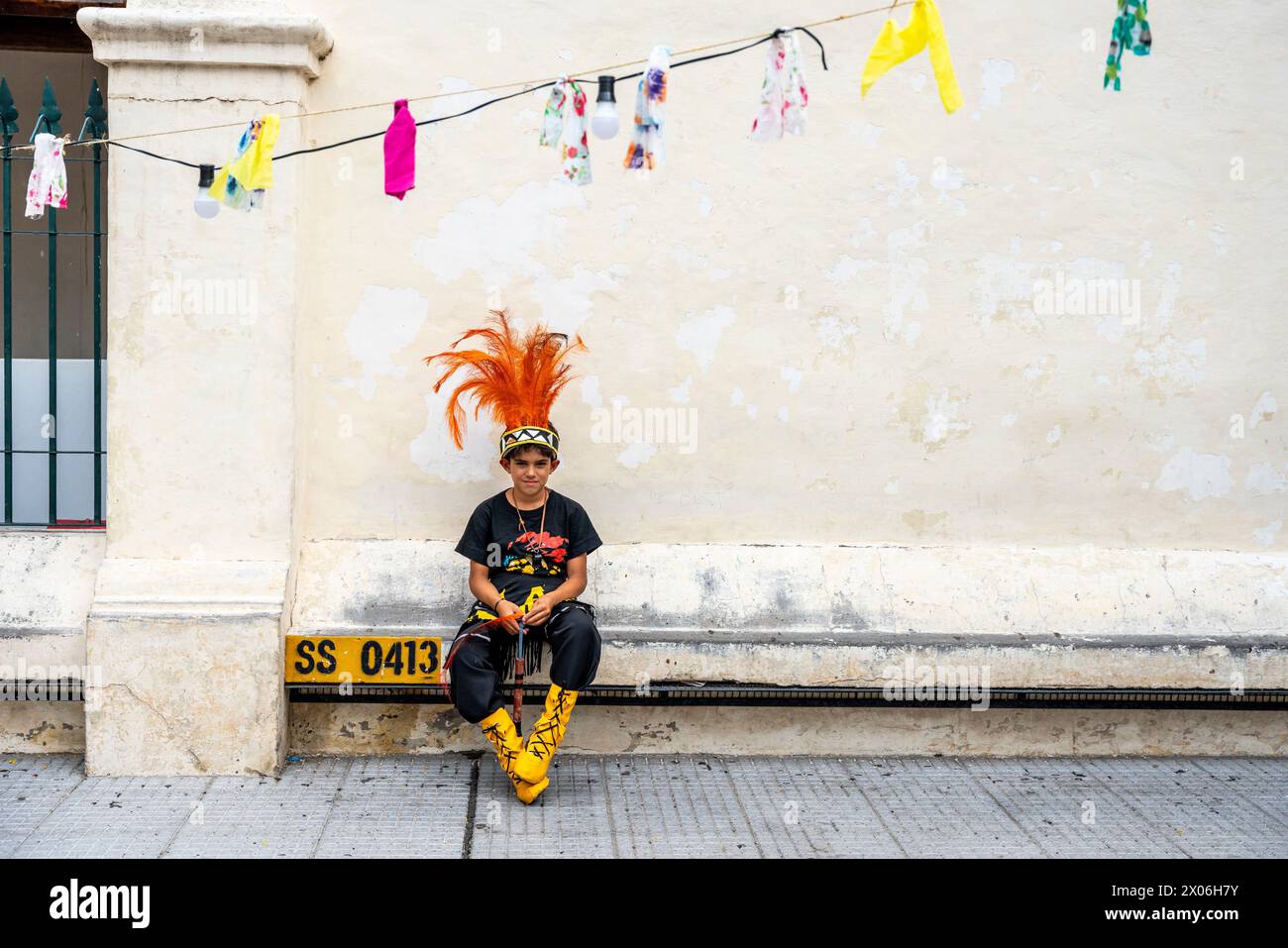 Un enfant en costume attend de se produire au Carnaval de Salta, province de Salta, Argentine Banque D'Images