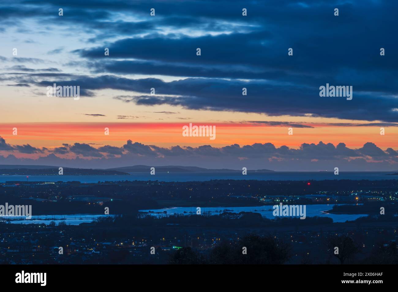 Vue nocturne juste après le coucher du soleil, de f Portsdown Hill, surplombant Portsmouth, Hampshire, Angleterre, Royaume-Uni, direction Fareham et l'île de Wight. Banque D'Images