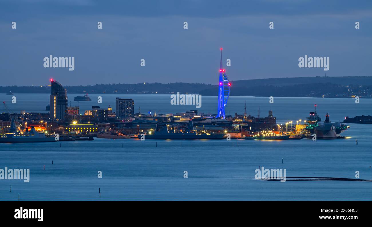 Vue nocturne sur la ville de Portsmouth, Hampshire, Angleterre, Royaume-Uni, depuis Portsdown Hill, montrant la Tour Spinnaker etles lumières de la ville Banque D'Images