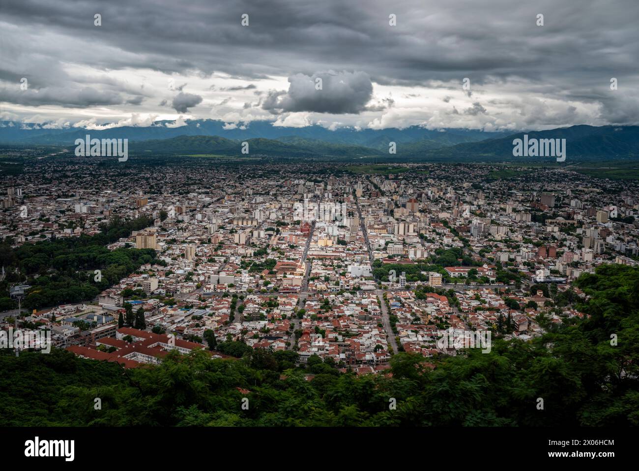 Vue de la ville de Salta depuis la colline de San Bernardo, province de Salta, Argentine Banque D'Images