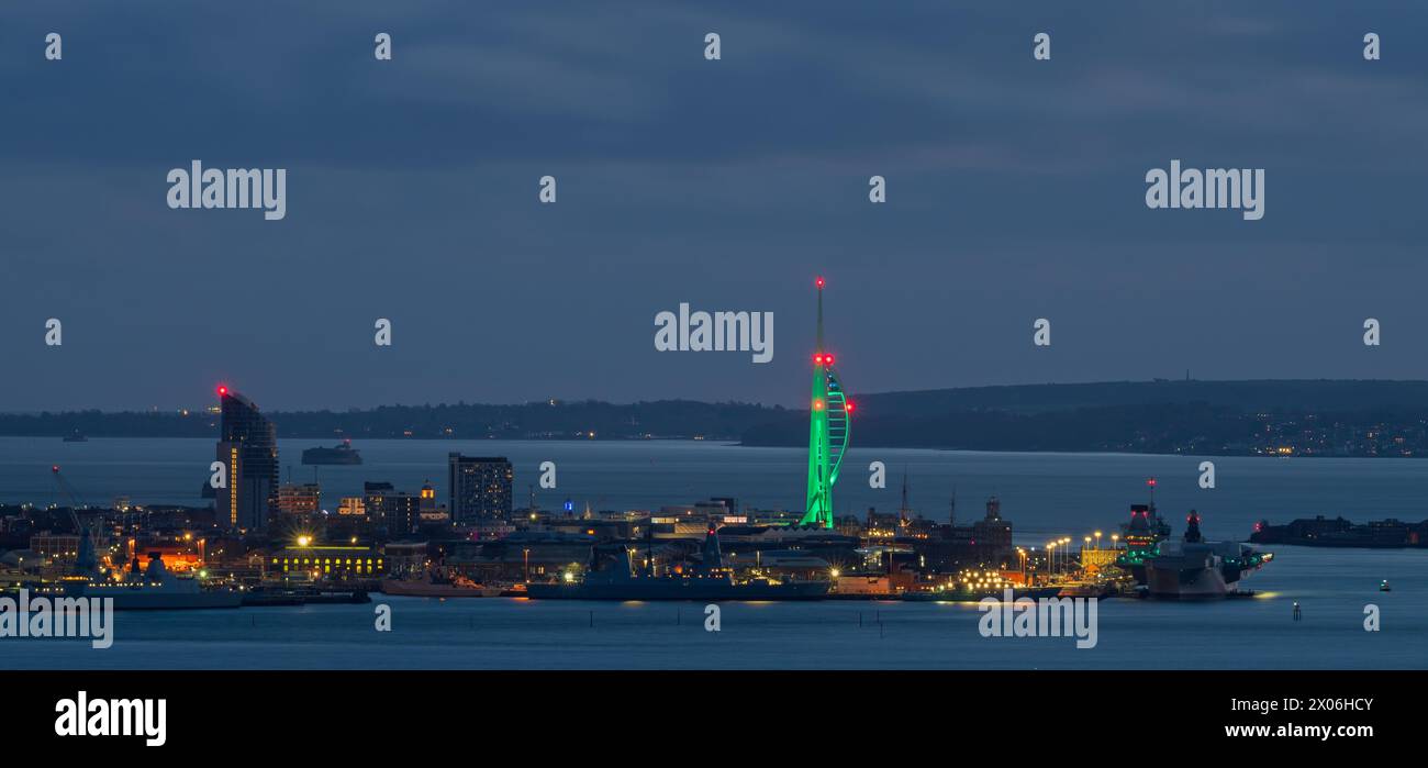 Vue nocturne sur la ville de Portsmouth, Hampshire, Angleterre, Royaume-Uni, depuis Portsdown Hill, montrant la Tour Spinnaker etles lumières de la ville Banque D'Images