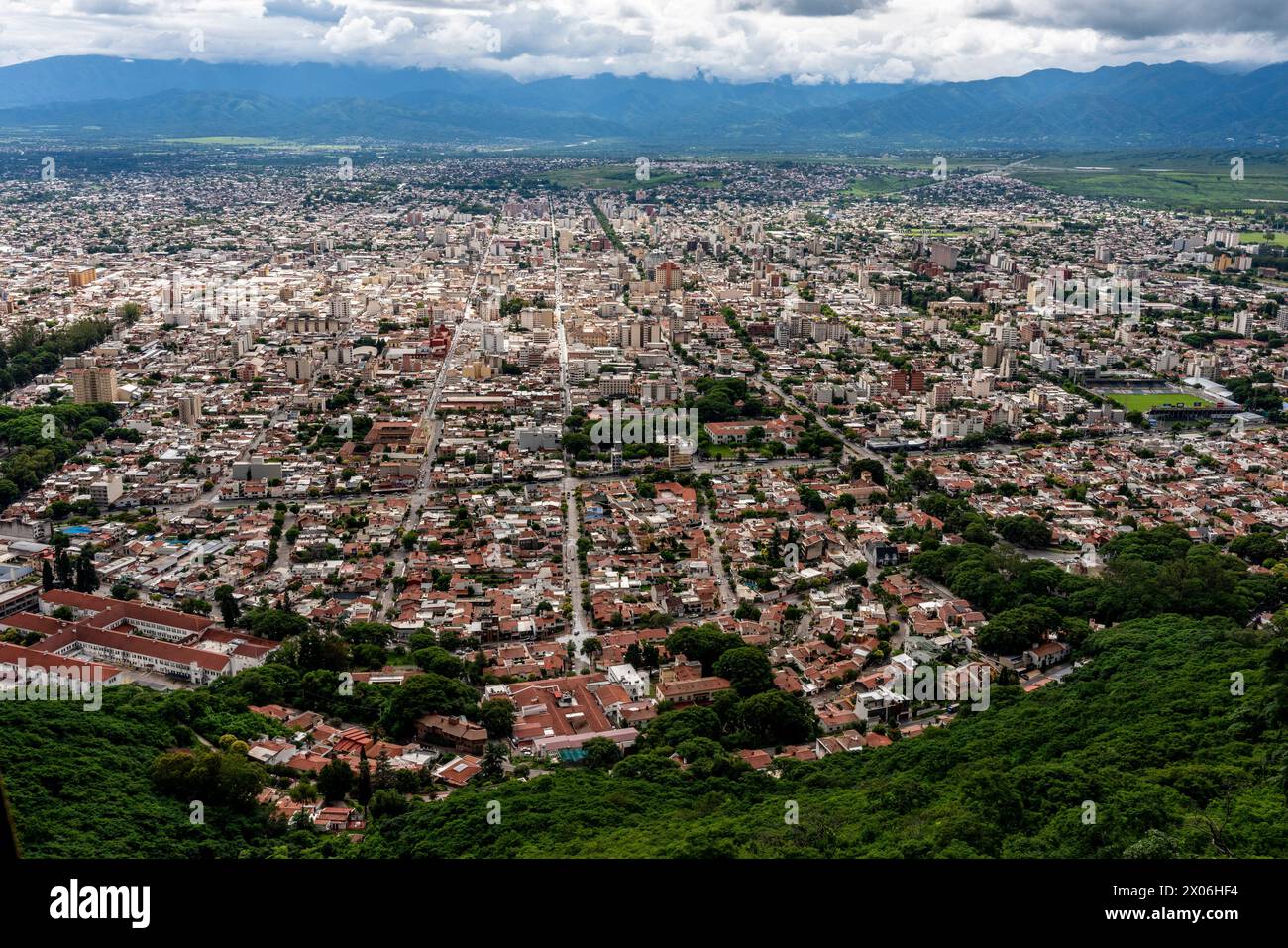 Vue de la ville de Salta depuis la colline de San Bernardo, province de Salta, Argentine Banque D'Images