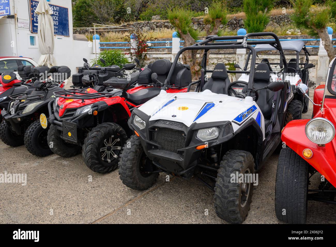 Nisyros, Grèce - 10 mai 2023 : Quad prêt à louer dans une société de location locale sur l'île de Nisyros. Grèce Banque D'Images Nisyros, Grèce - 10 mai 2023 : Quad prêt à louer dans une société de location locale sur l'île de Nisyros. Grèce Banque D'Images