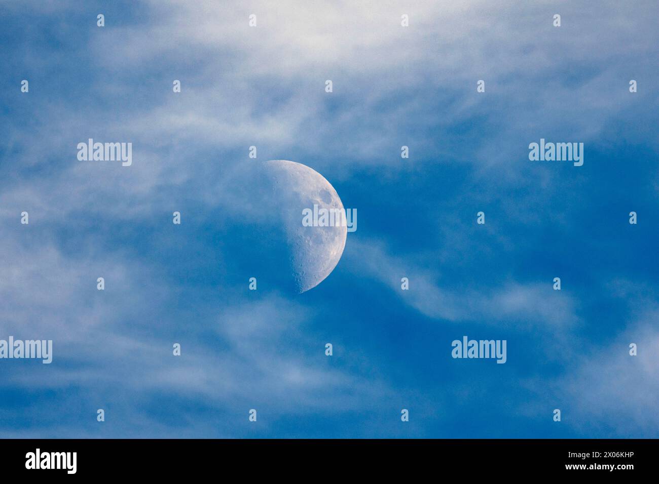 Nuages de cirrus devant un croissant de lune cireux en plein jour, Allemagne, Bavière Banque D'Images