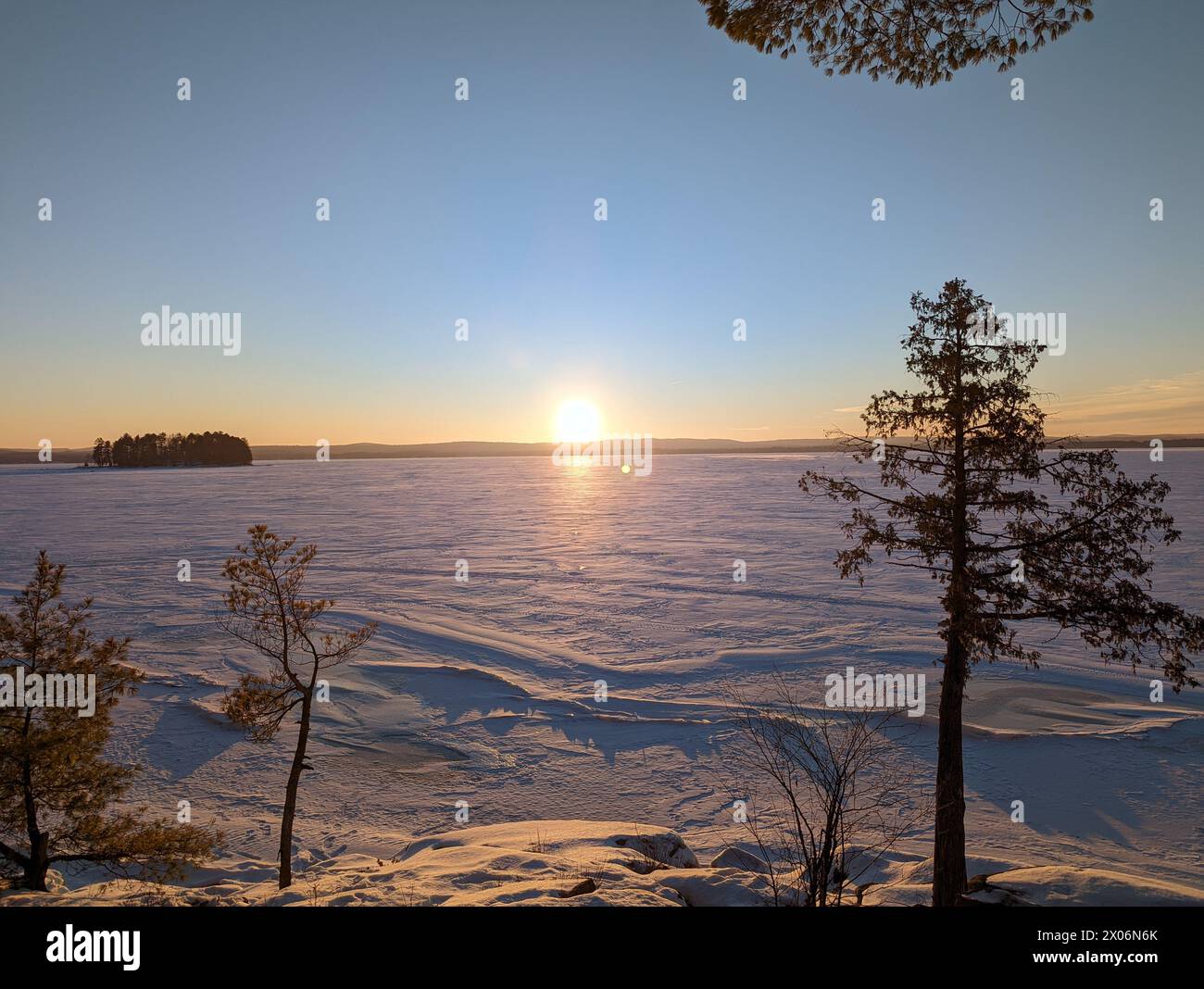 Apportez la sérénité du plein air dans votre maison. Mes images axées sur la nature montrent des paysages de montagne majestueux baignés par la lumière dorée du coucher du soleil. Banque D'Images