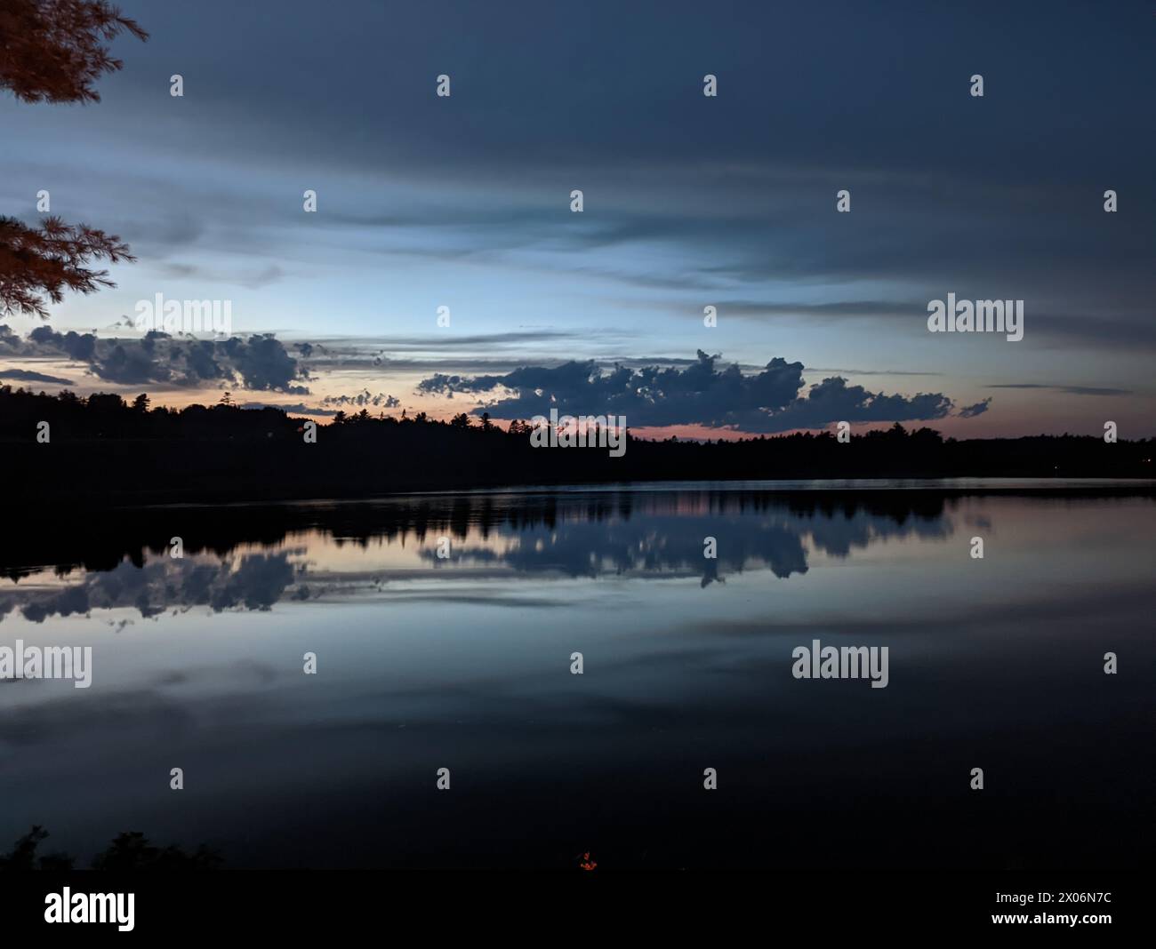 Apportez la sérénité du plein air dans votre maison. Mes images axées sur la nature montrent des paysages de montagne majestueux baignés par la lumière dorée du coucher du soleil. Banque D'Images