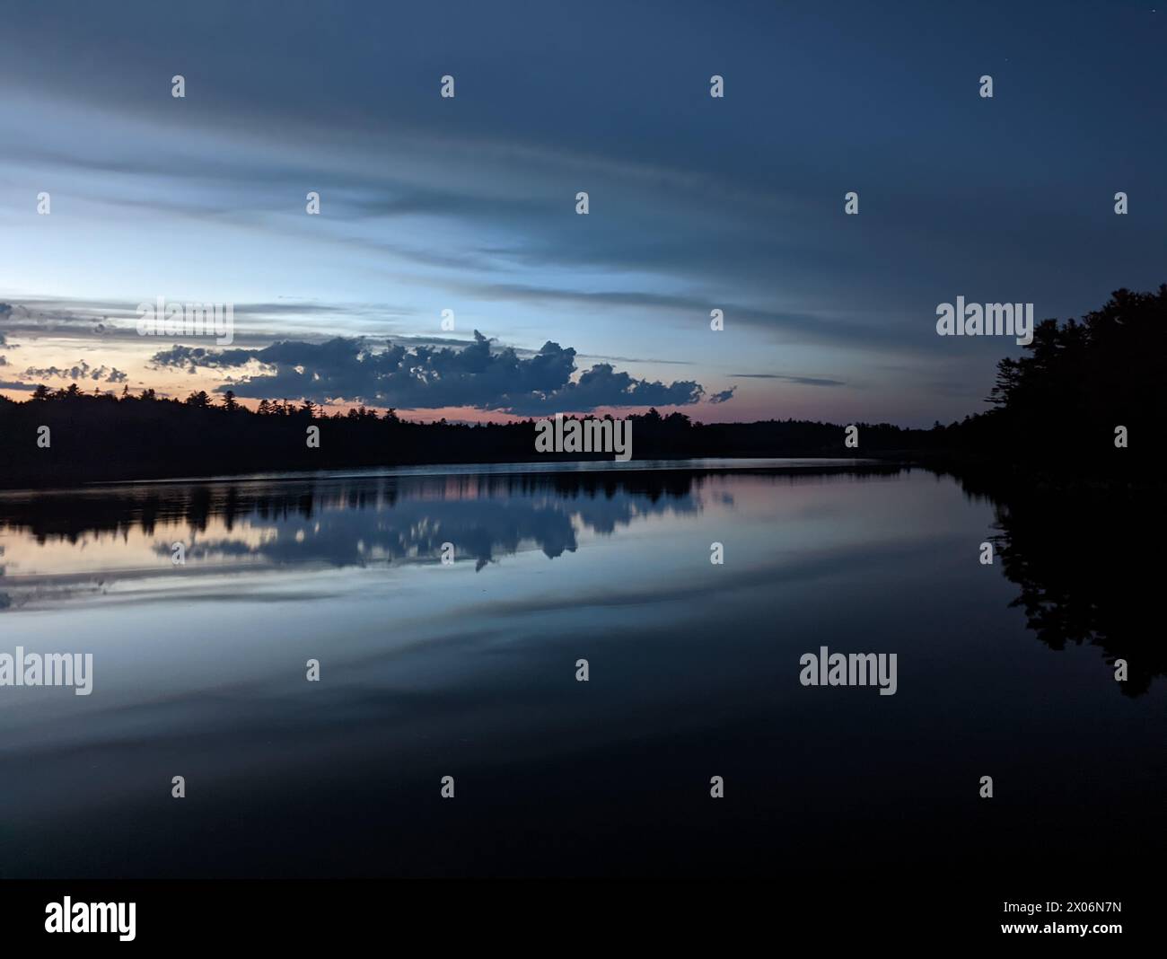 Apportez la sérénité du plein air dans votre maison. Mes images axées sur la nature montrent des paysages de montagne majestueux baignés par la lumière dorée du coucher du soleil. Banque D'Images