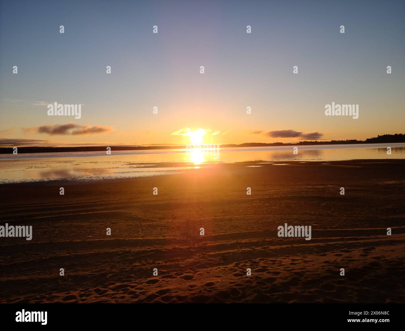 Apportez la sérénité du plein air dans votre maison. Mes images axées sur la nature montrent des paysages de montagne majestueux baignés par la lumière dorée du coucher du soleil. Banque D'Images