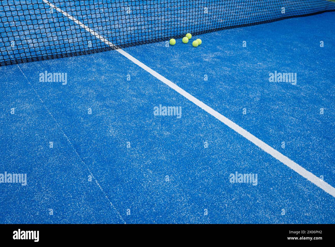 cinq balles à côté du filet d'un court de paddle-tennis, sports de raquette Banque D'Images