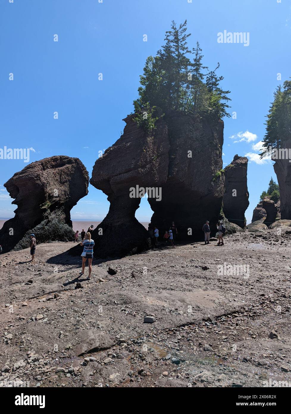 Les pics montagneux s'enflamment avec le coucher du soleil. Le calme de la nature capturé. Transformez votre espace avec ces superbes photos, maintenant en vente. Banque D'Images