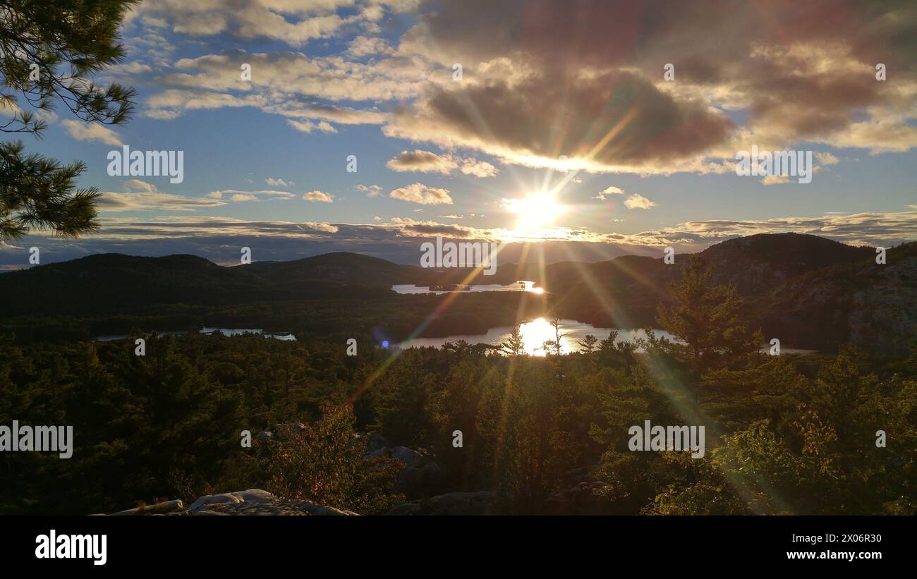 Les pics montagneux s'enflamment avec le coucher du soleil. Le calme de la nature capturé. Transformez votre espace avec ces superbes photos, maintenant en vente. Banque D'Images