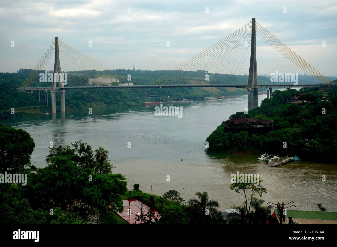 Ponte da Integração sur la rivière Iguazu, aux frontières de l'Argentine, du Brésil et du Paraguay. Banque D'Images