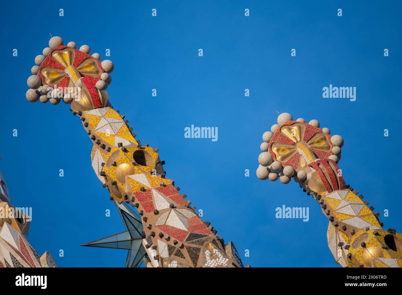 La Sagrada Familia au lever du soleil, Barcelone, Espagne. Nettoyer la lumière transparente. Banque D'Images