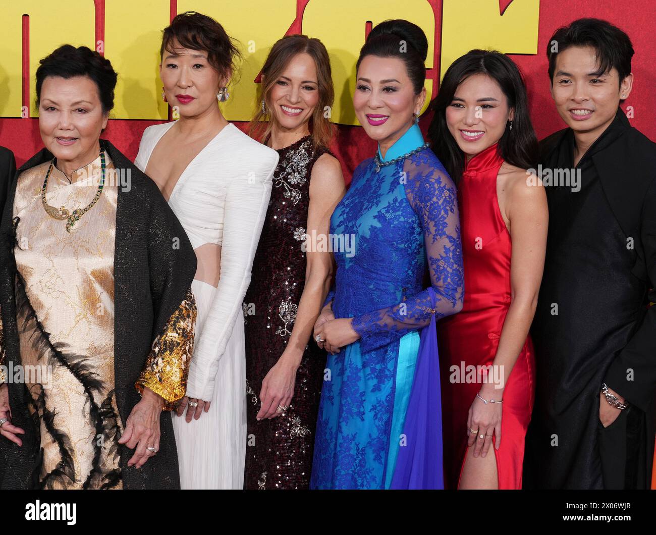 (G-d) THE SYMPATHIZER Cast & Crew - Kieu Chinh, Sandra Oh, Susan Downey, Nguyen Cao Ky Duyen, Kayli Tran et Tom Dang à la HBO original Limited Series' THE SYMPATHIZER Los Angeles Premiere qui s'est tenue au Paramount Theater à Los Angeles, CA le mardi 9 avril 2024. (Photo de Sthanlee B. Mirador/Sipa USA) Banque D'Images