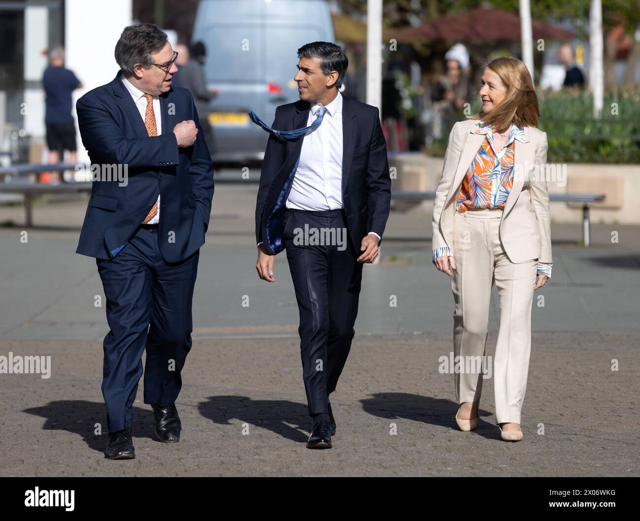 Le premier ministre Rishi Sunak (au centre) à Horsham, accompagné du député conservateur de Horsham Sir Jeremy Quinn et de la police du Sussex et de la commissaire à la criminalité Katy Bourne lors de sa visite dans le Sussex de l'Ouest. Date de la photo : mercredi 10 avril 2024. Banque D'Images
