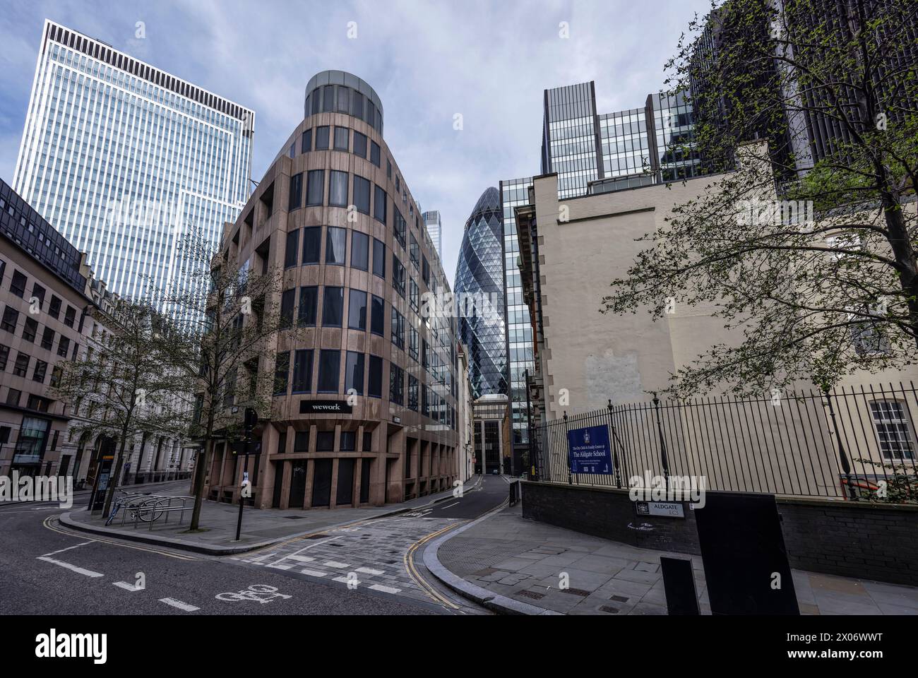 Immeubles de bureaux, 40 Leadenhall développement de bureaux (à l'arrière à gauche) et à droite l'Aldgate School (Mitre St), dans le quartier Aldgate de la City de Londres, Londres Banque D'Images