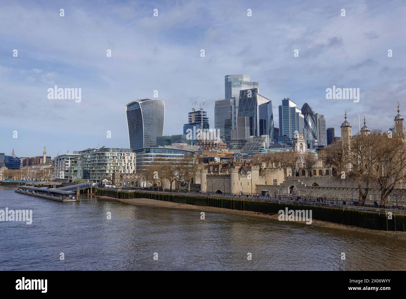 City of London (The Square Mile) gratte-ciel avec la Tamise au premier plan. Dont 20 Fenchurch St, The Walkie Talkie and Cheese Grater, Londres. Banque D'Images