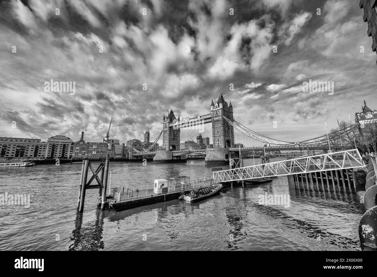 Point de repère Tower Bridge reliant City of London et Tower Hamlets à Southwark vu de Tower Bridge Quay, Londres. Architecte : Horace Jones 1894 Banque D'Images