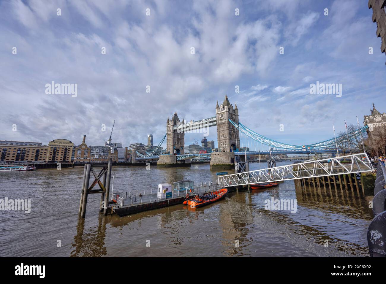 Point de repère Tower Bridge reliant City of London et Tower Hamlets à Southwark vu de Tower Bridge Quay, Londres. Architecte : Horace Jones 1894 Banque D'Images