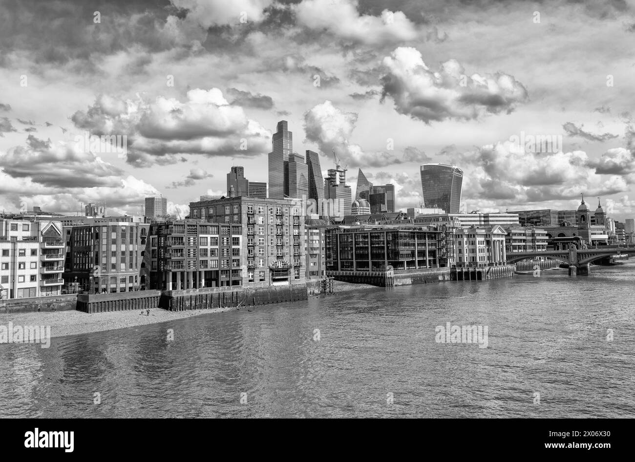Front d'eau de la Tamise sur la rive nord de la zone de Pauls Walk avec les gratte-ciel de la ville de Londres derrière à marée basse. Londres Banque D'Images