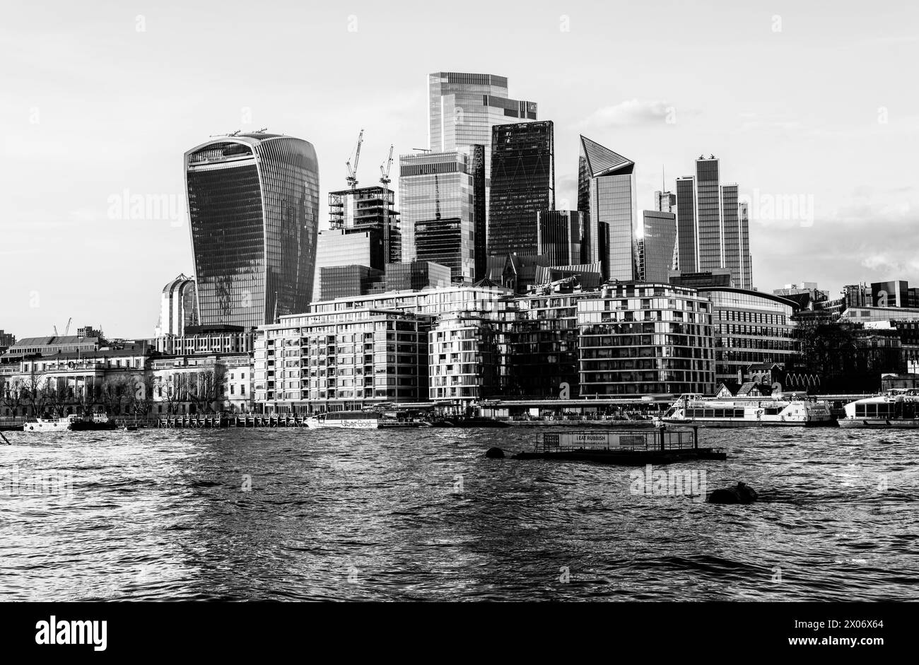 City of London (The Square Mile) gratte-ciel avec la Tamise au premier plan. Dont 20 Fenchurch St, The Walkie Talkie and Cheese Grater, Londres. Banque D'Images