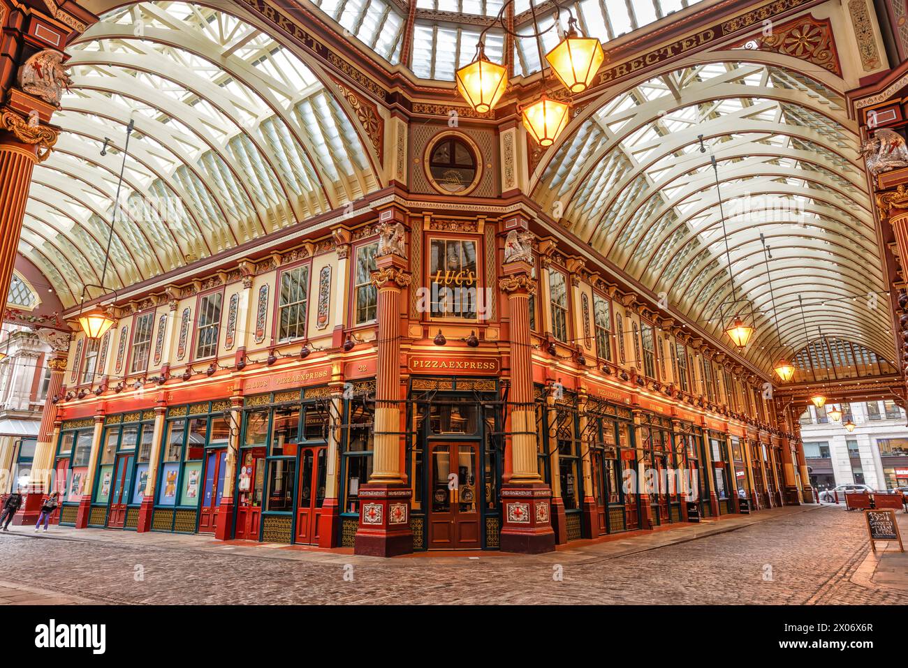 Leadenhall Market, un marché couvert du XIVe siècle à Gracechurch Street, City of London. Utilisé dans les films Harry Potter. Structure de toit à partir de 1881. Banque D'Images