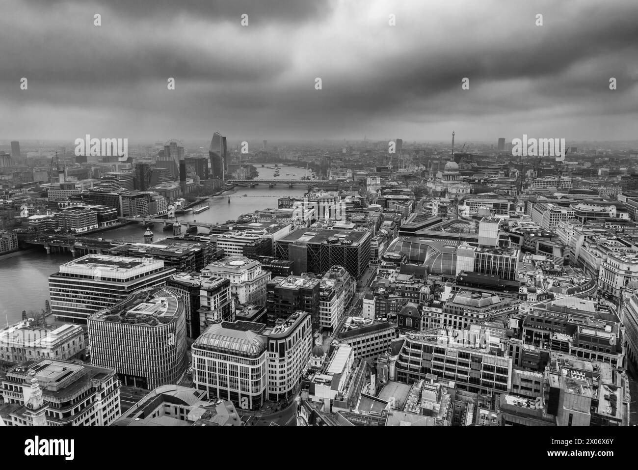 Vue de Londres vers l'ouest depuis le pont d'observation Skygarden 20 Fenchurch Street, le bâtiment Walkie Talkie. Un gratte-ciel néo-futuriste dans la City de Londres. Banque D'Images