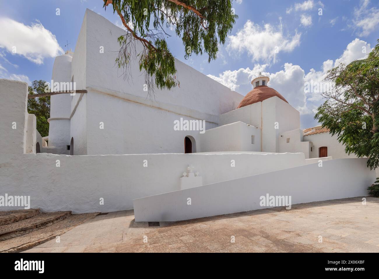 L'extérieur de l'église Puig de Missa à Santa Eulalia, Ibiza, capture l'essence de l'architecture méditerranéenne avec ses murs blancs et sa distine Banque D'Images