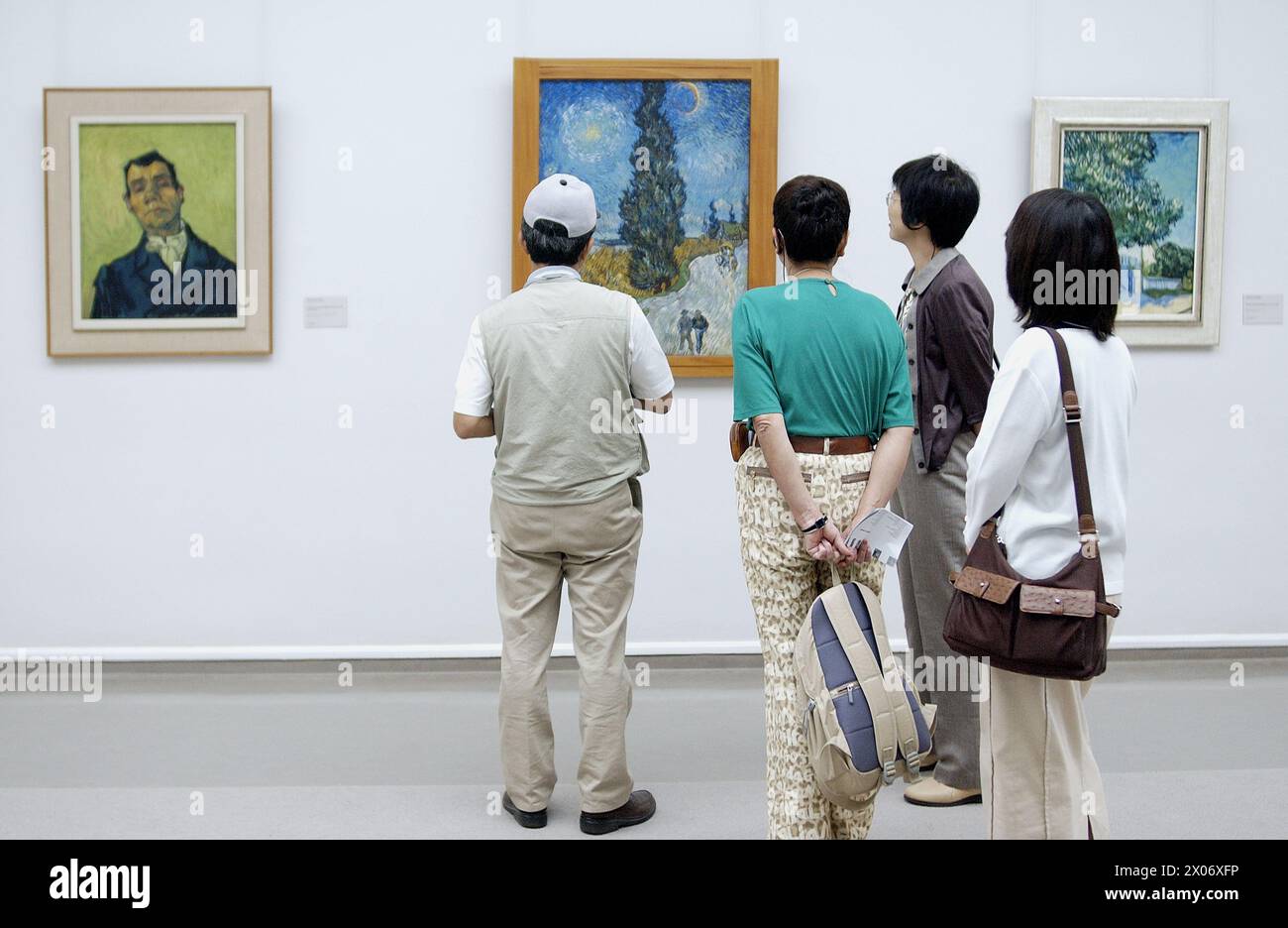 Visiteurs regardant “route avec Cyprès et étoile“ (1890) peinture de Vincent Van Gogh au Musée Kröller-Müller, Het nationale Park de Hoge Veluwe. Gelder Banque D'Images