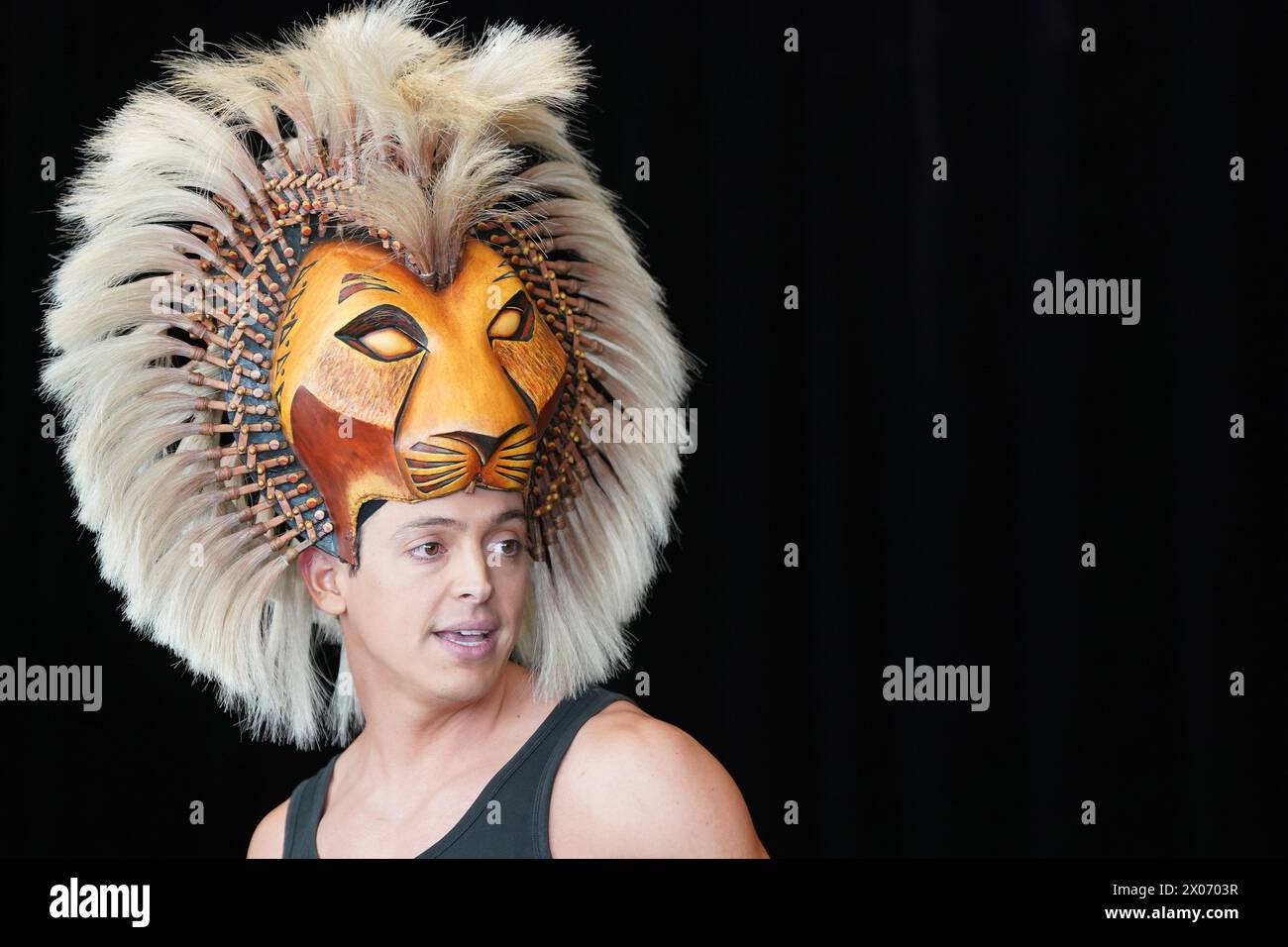 Hambourg, Allemagne. 10 avril 2024. L'acteur musical Gonzalo Campos Lopez jouant le rôle de Simba se produit lors d'une répétition de la comédie musicale Disney le Roi Lion sur la scène de répétition au théâtre de scène im Hafen. La compagnie musicale Stage Entertainment a présenté quatre nouveaux acteurs de premier plan. Plus de 15 millions de personnes ont déjà vu la comédie musicale Disney au Stage Theater im Hafen depuis 2001. Crédit : Marcus Brandt/dpa/Alamy Live News Banque D'Images