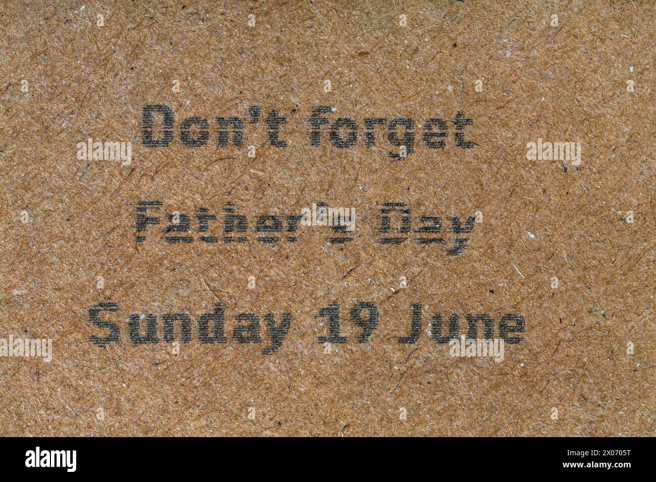 N'oubliez pas la fête des pères dimanche 19 juin message affranchi sur enveloppe brune Banque D'Images