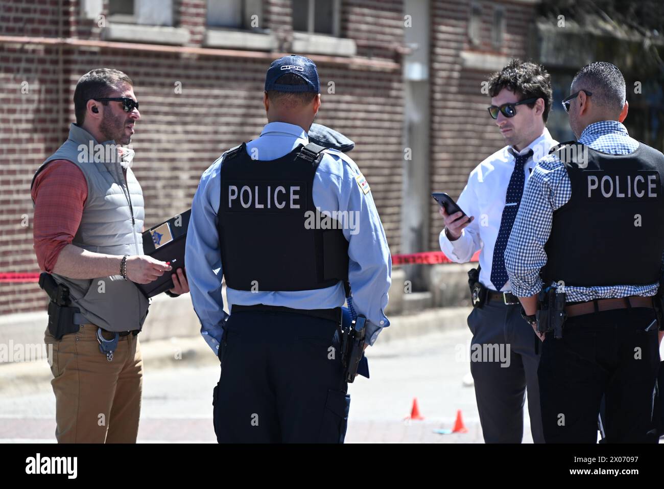 La police converge vers une scène de crime, mardi où deux personnes ont été abattues, l'une blessée et l'autre morte. Deux personnes tuées, une tuée en plein jour à Chicago, Illinois, États-Unis. Un homme de 41 ans et un homme de 33 ans se trouvaient à l'extérieur au bloc 6900 de l'avenue N. Glenwood mardi matin vers 11 h 16 lorsqu'un délinquant inconnu s'est approché et a commencé à tirer des coups de feu dans leur direction. La victime de sexe masculin de 41 ans a été blessée par balle au dos et transportée à l'hôpital, en bon état, et la victime de sexe masculin de 33 ans a été blessée par balle au dos Banque D'Images