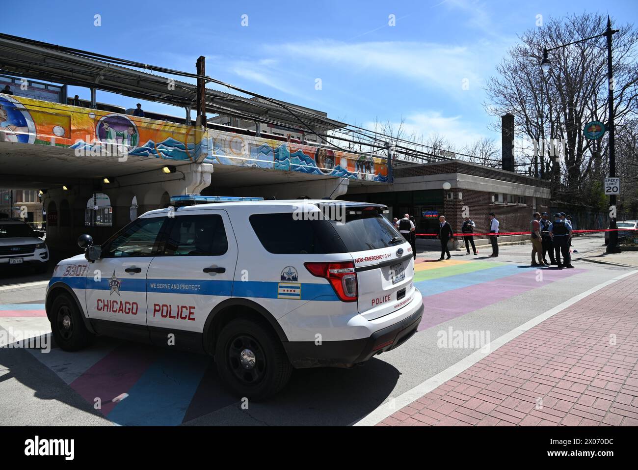 La police converge sur une scène de crime, mardi, où deux personnes ont été abattues dont l'une a été tuée. Les agents ont bloqué la zone où la scène du crime s'est produite. Deux personnes tuées, dont une tuée en plein jour à Chicago, Illinois, États-Unis, le 9 avril 2024. Un homme de 41 ans et un homme de 33 ans se trouvaient à l'extérieur au bloc 6900 de l'avenue N. Glenwood mardi matin vers 11 h 16 lorsqu'un délinquant inconnu s'est approché et a commencé à tirer des coups de feu dans leur direction. La victime de sexe masculin de 41 ans a été blessée par balle au dos et transportée à l'hôpital, dans de bonnes conditions Banque D'Images