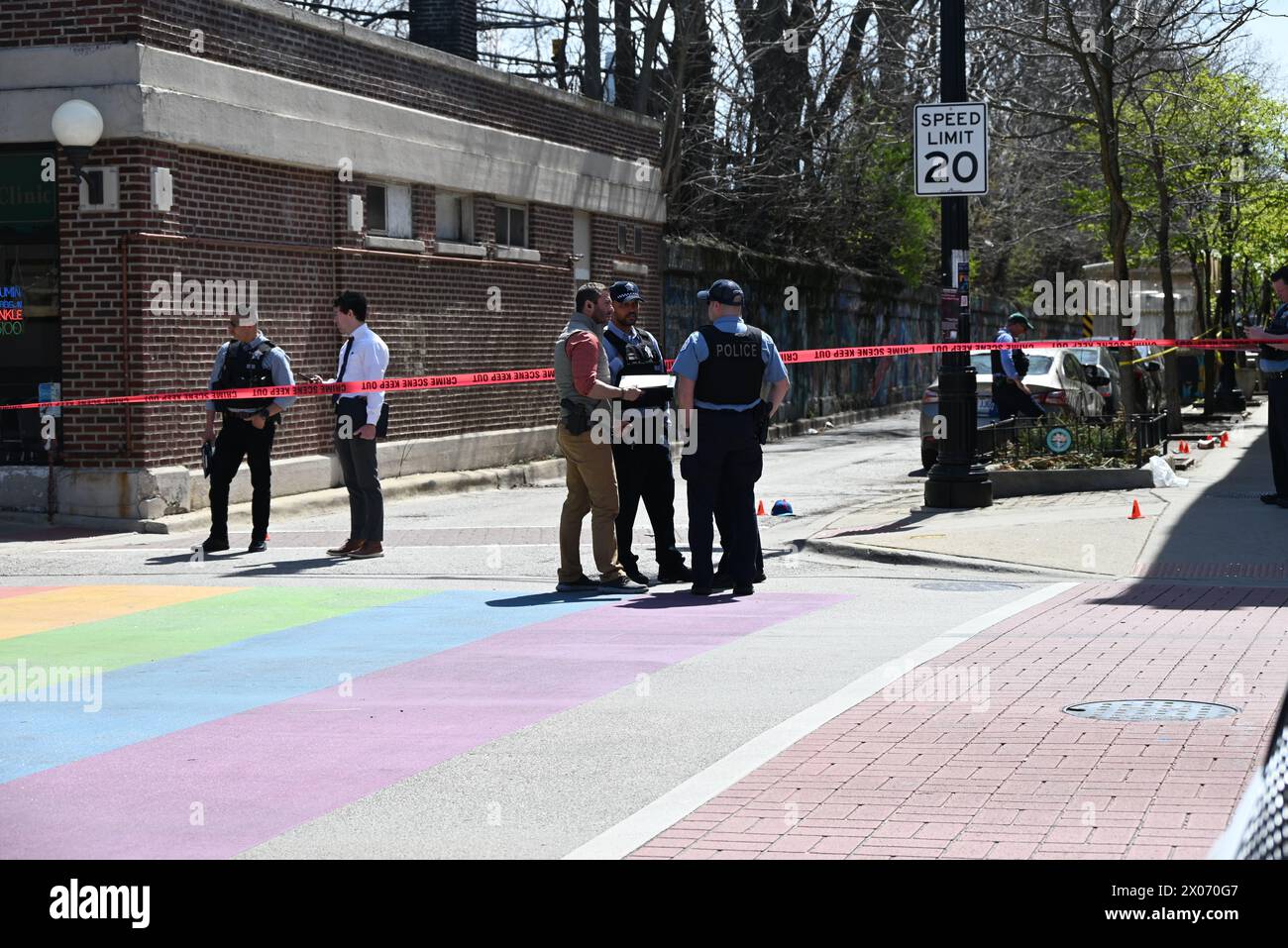 La police converge vers une scène de crime, où deux personnes ont été abattues, l'une blessée et l'autre morte, les policiers ont bloqué la zone où le crime a eu lieu. Deux personnes tuées, une tuée en plein jour à Chicago, Illinois, États-Unis. Un homme de 41 ans et un homme de 33 ans se trouvaient à l'extérieur au bloc 6900 de l'avenue N. Glenwood mardi matin vers 11 h 16 lorsqu'un délinquant inconnu s'est approché et a commencé à tirer des coups de feu dans leur direction. La victime de sexe masculin de 41 ans a été blessée par balle au dos et a été transportée à l'hôpital, en bon état, avec l'homme de 33 ans Banque D'Images