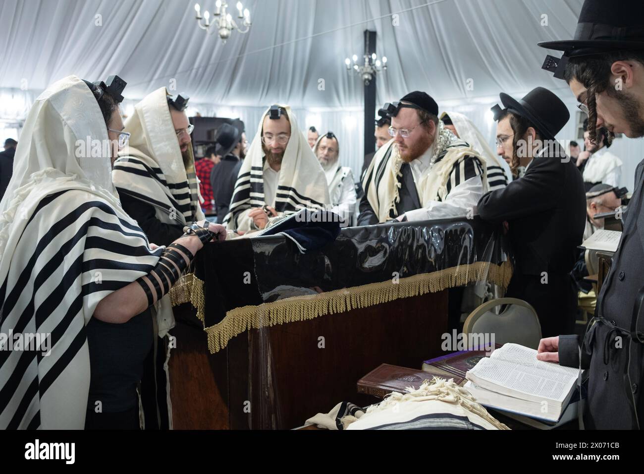 Un homme bénit la Torah lors d'une lecture en semaine dans une synagogue du comté de Rockland, New York. Banque D'Images