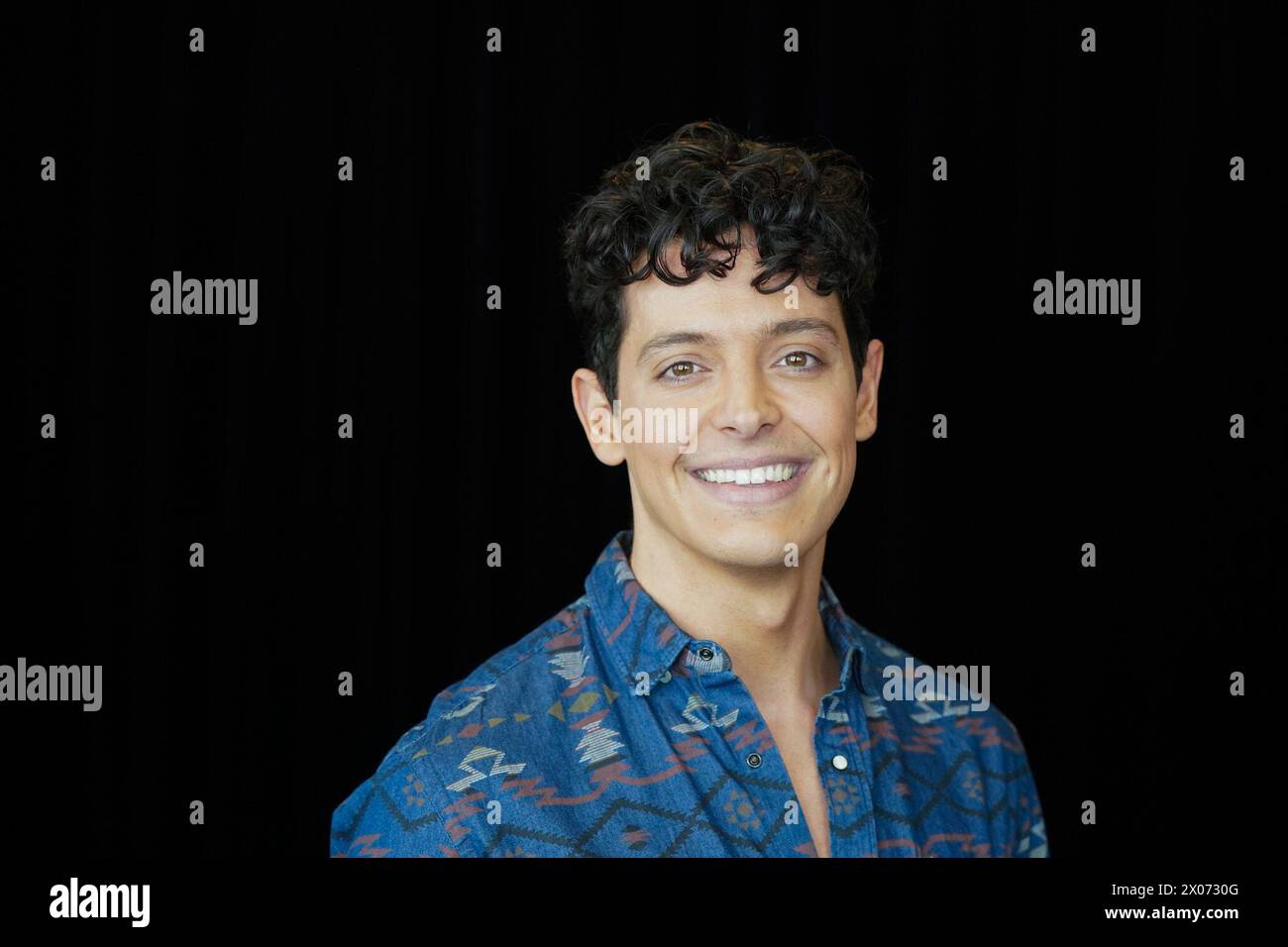 Hambourg, Allemagne. 10 avril 2024. L'acteur musical Gonzalo Campos Lopez dans le rôle de « Simba » se tient sur la scène de répétition au Stage Theater im Hafen après une répétition de la comédie musicale Disney « le Roi Lion ». La compagnie musicale Stage Entertainment a présenté quatre nouveaux acteurs de premier plan. Plus de 15 millions de personnes ont déjà vu la comédie musicale Disney au Stage Theater im Hafen depuis 2001. Crédit : Marcus Brandt/dpa/Alamy Live News Banque D'Images