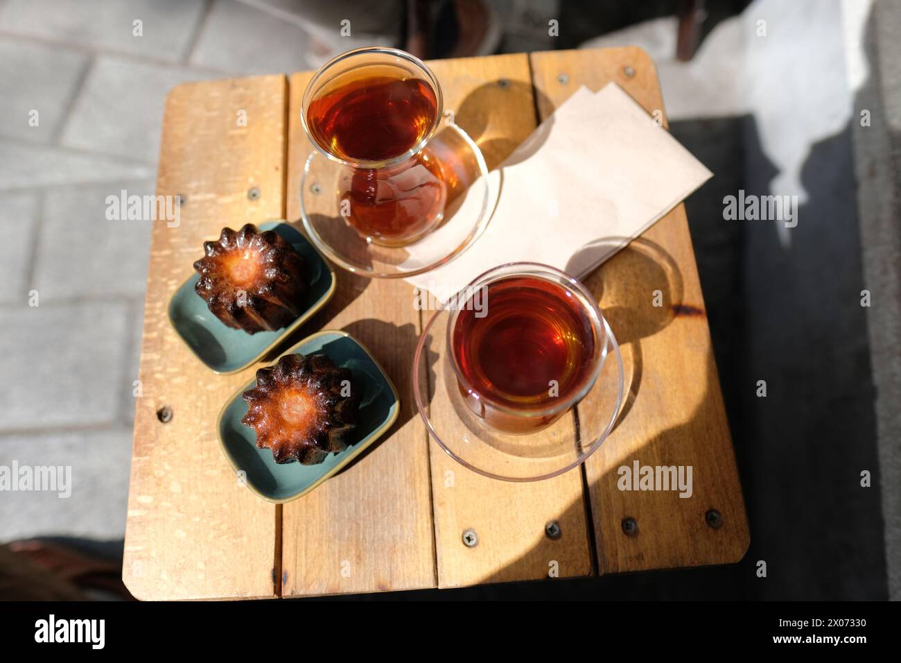 Istanbul Turquie - thé turc ( Cay ) et gâteaux dans un café de rue en mars 2024 Banque D'Images