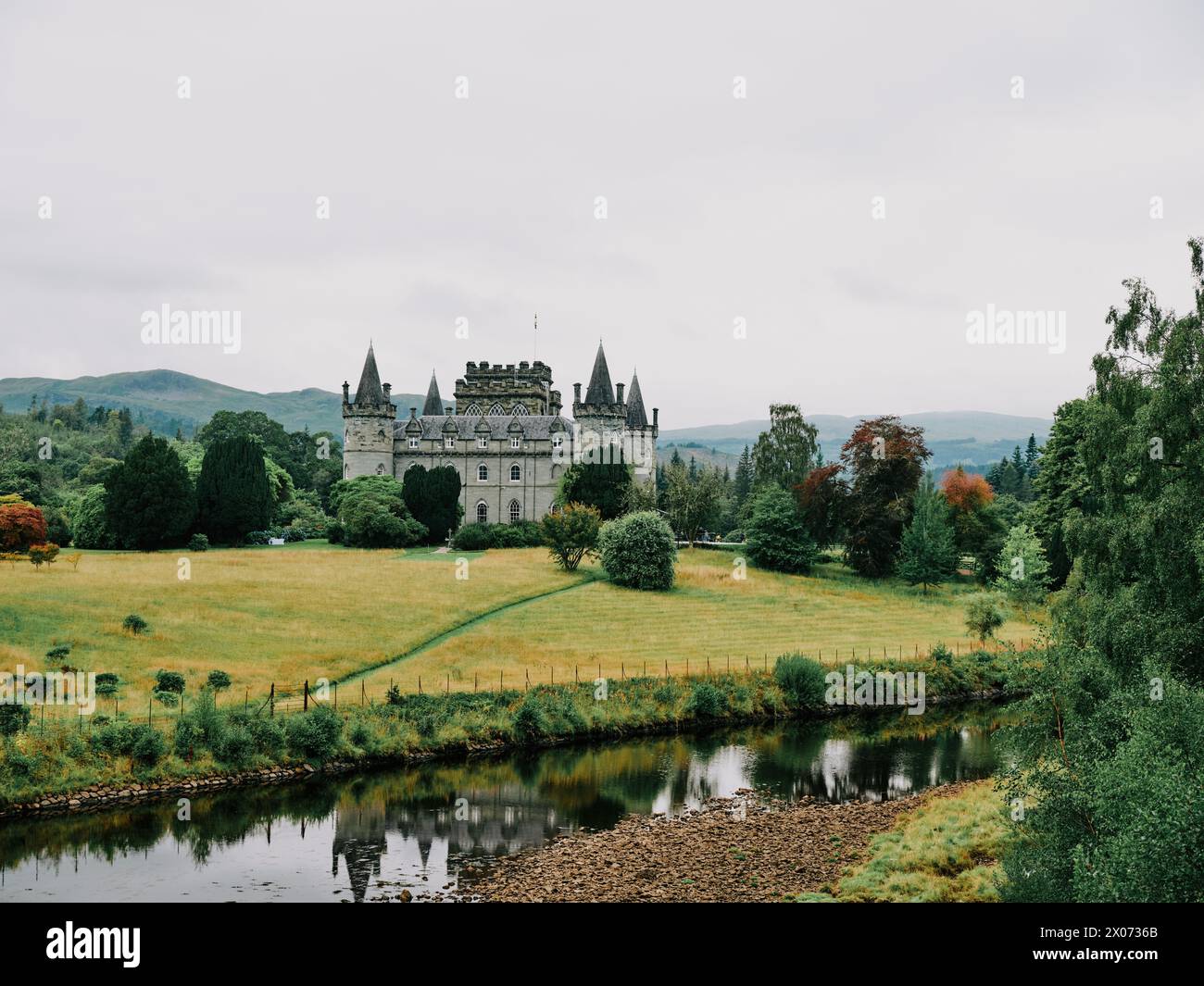 Château d'Inveraray architecture et paysage néo-gothique à Argyll et Bute, en Écosse. Il est sur la rive ouest du Loch Fyne, Argyll Scotland UK Banque D'Images