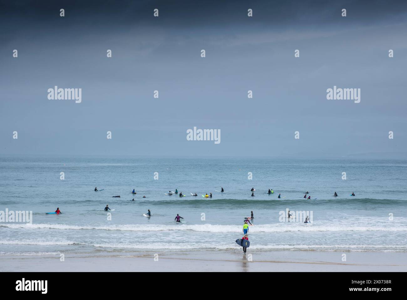 Surfeurs à Towan Beach à Newquay en Cornouailles au Royaume-Uni. Banque D'Images